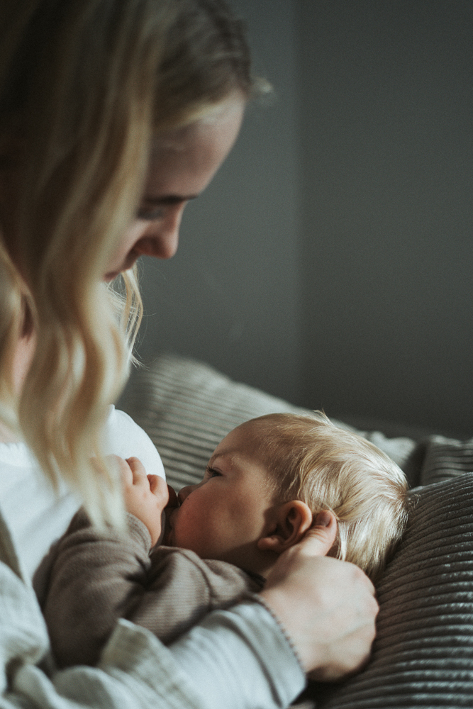 Mutter stillt Baby Sohn innig intim bei Familien Homestory