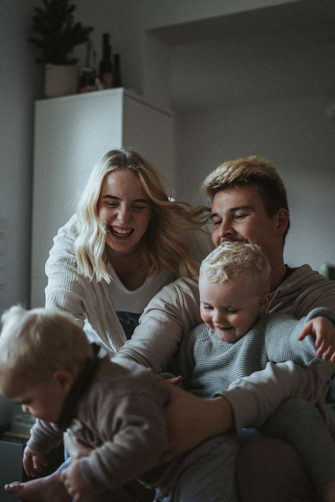 Familienbild lustig bei Familien Homestory fotografiert