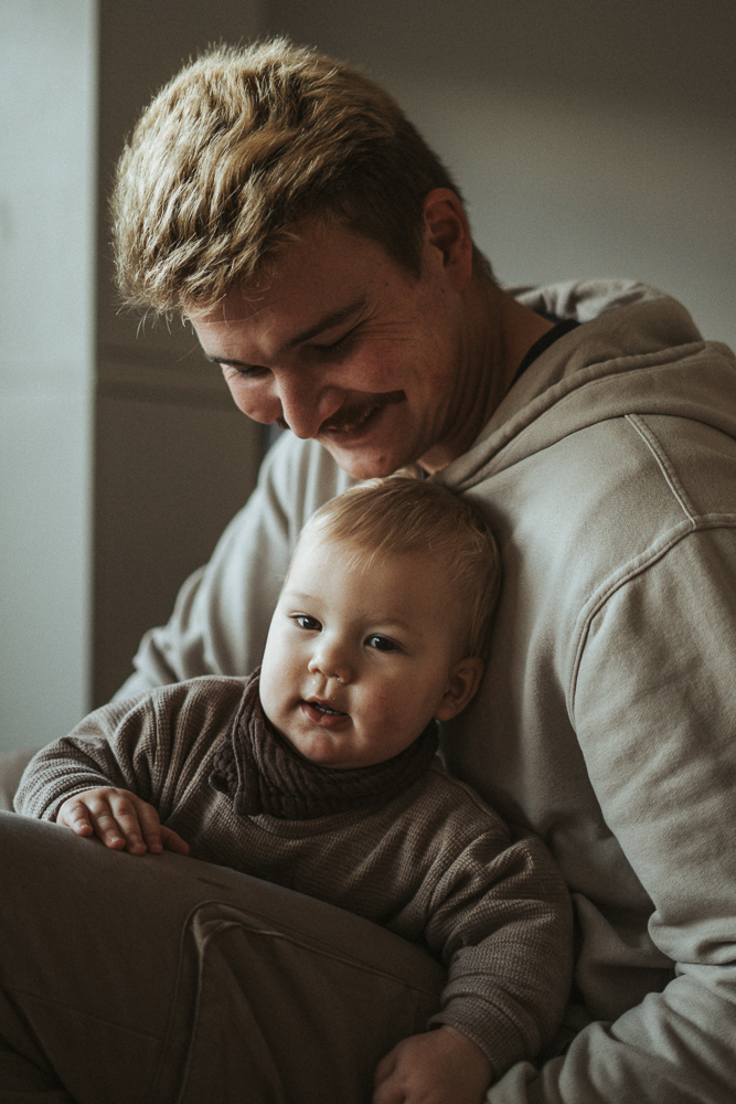 Vater und Sohn bei Familien Homestory fotografiert