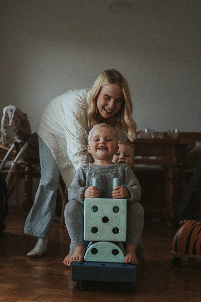 Mutter und Kinder spielen bei Familien Homestory