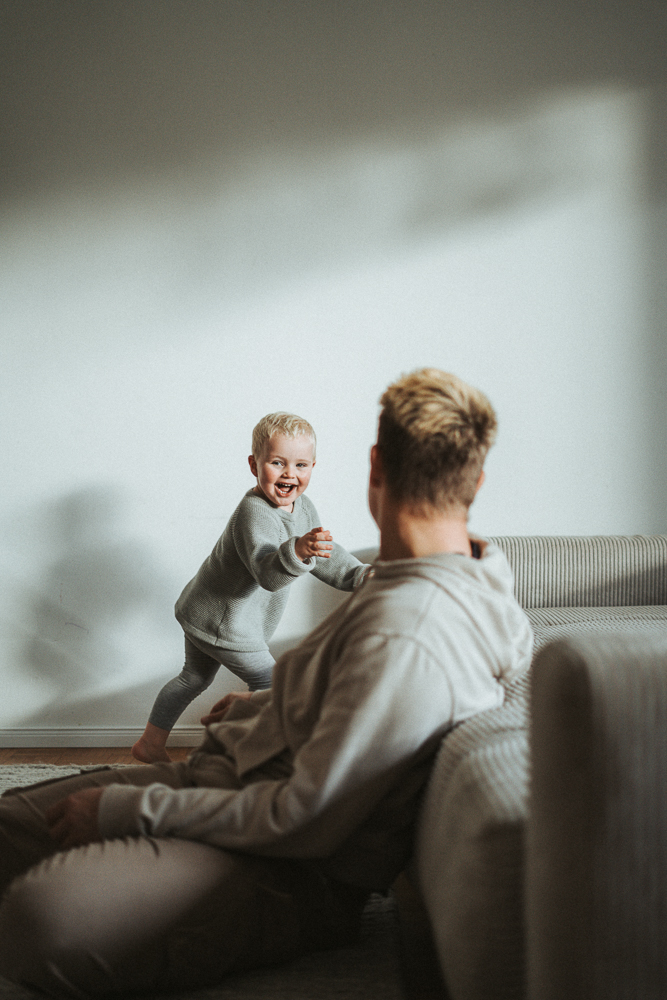 Vater und Sohn haben Spaß Junge lachend