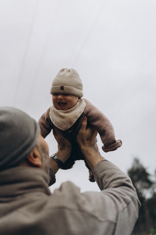 Papa lässt Babytochter fliegen bei Familien Outdoorshooting