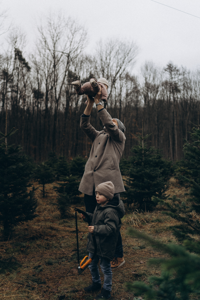 Papa Tochter und Sohn in Tannenwald bei Familien Outdoorshooting