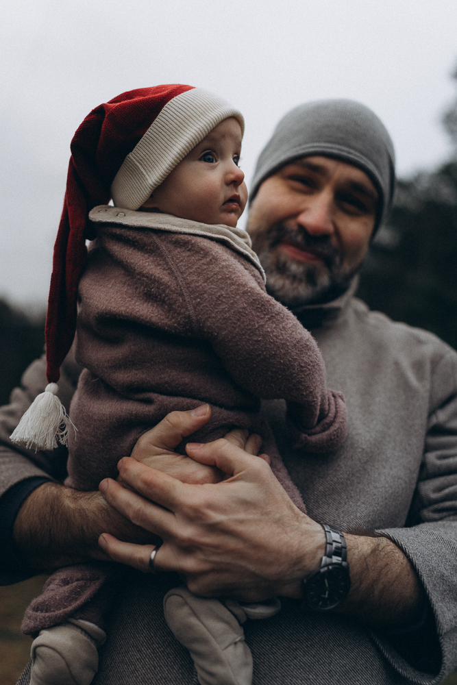 Vater und Baby Tochter fotografiert bei Familien Outdoorshooting