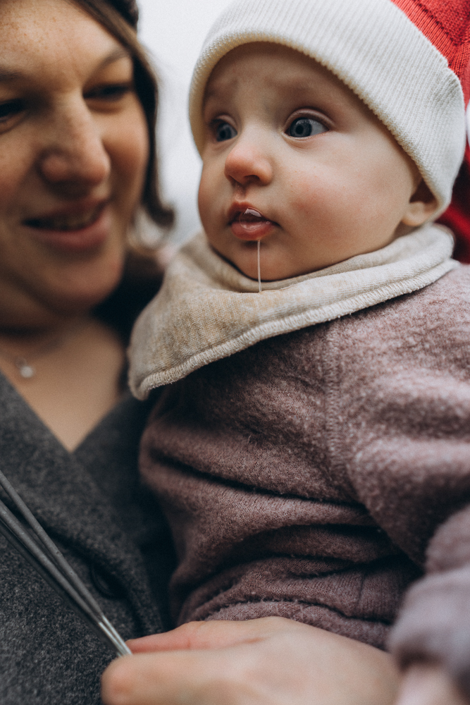 Mama mit sabbernden Baby Mädchen süß bei Familienshooting outdoor