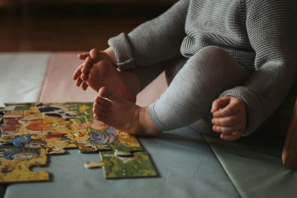 Kinder Füße beim Puzzeln fotografiert bei Familien Homestory
