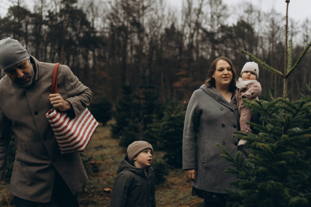Familie sucht Tannenbaum aus bei Familien Outdoorshooting