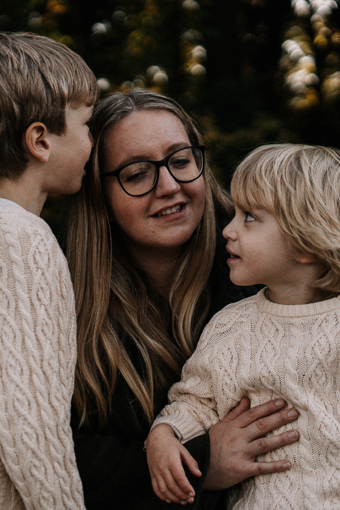 stille Post mit Mama und Söhne bei Familien Outdoorshooting