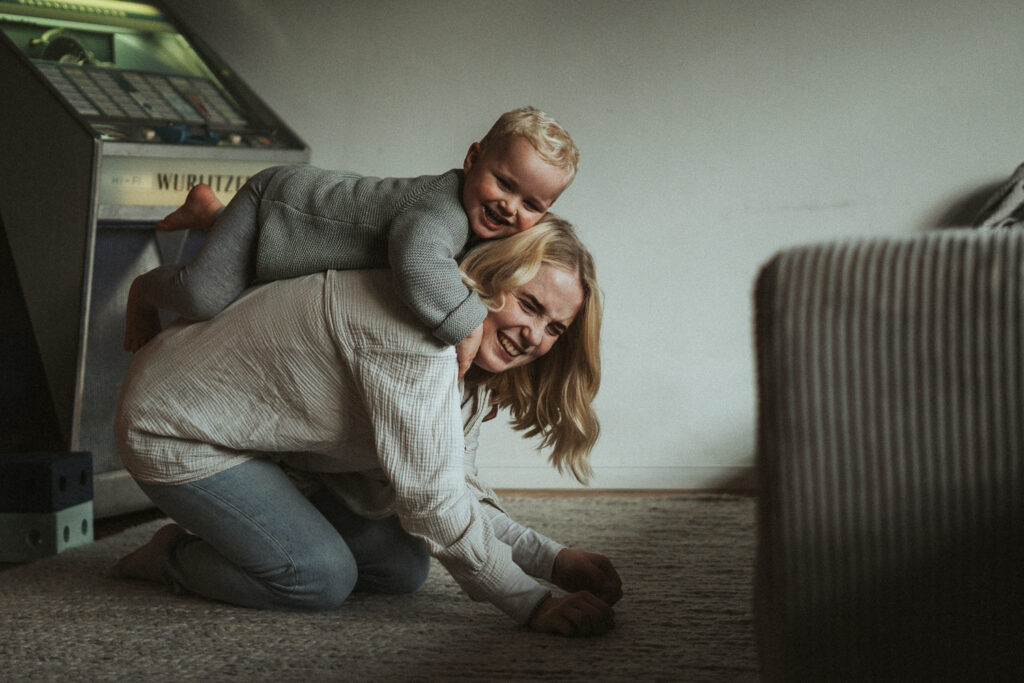 Mama und Sohn Huckepack Spaß bei Familien Homestory