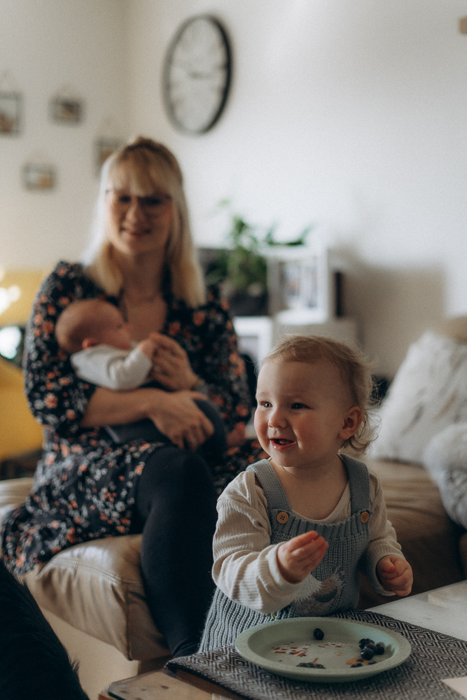 Mutter mit Baby und Kleinkind beim Essen