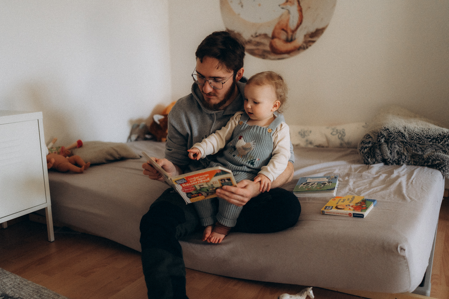 Vater und Tochter beim Lesen