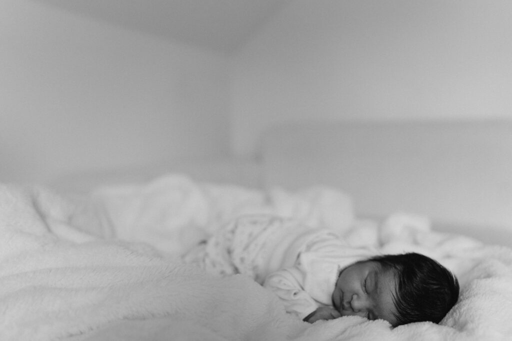 Newborn Neugeborenen Fotoshooting Baby liegt auf Decke