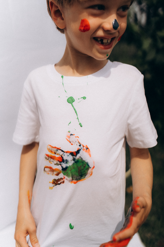 Kind bei einem bunten Fotoshooting hat Spaß in Bochum.