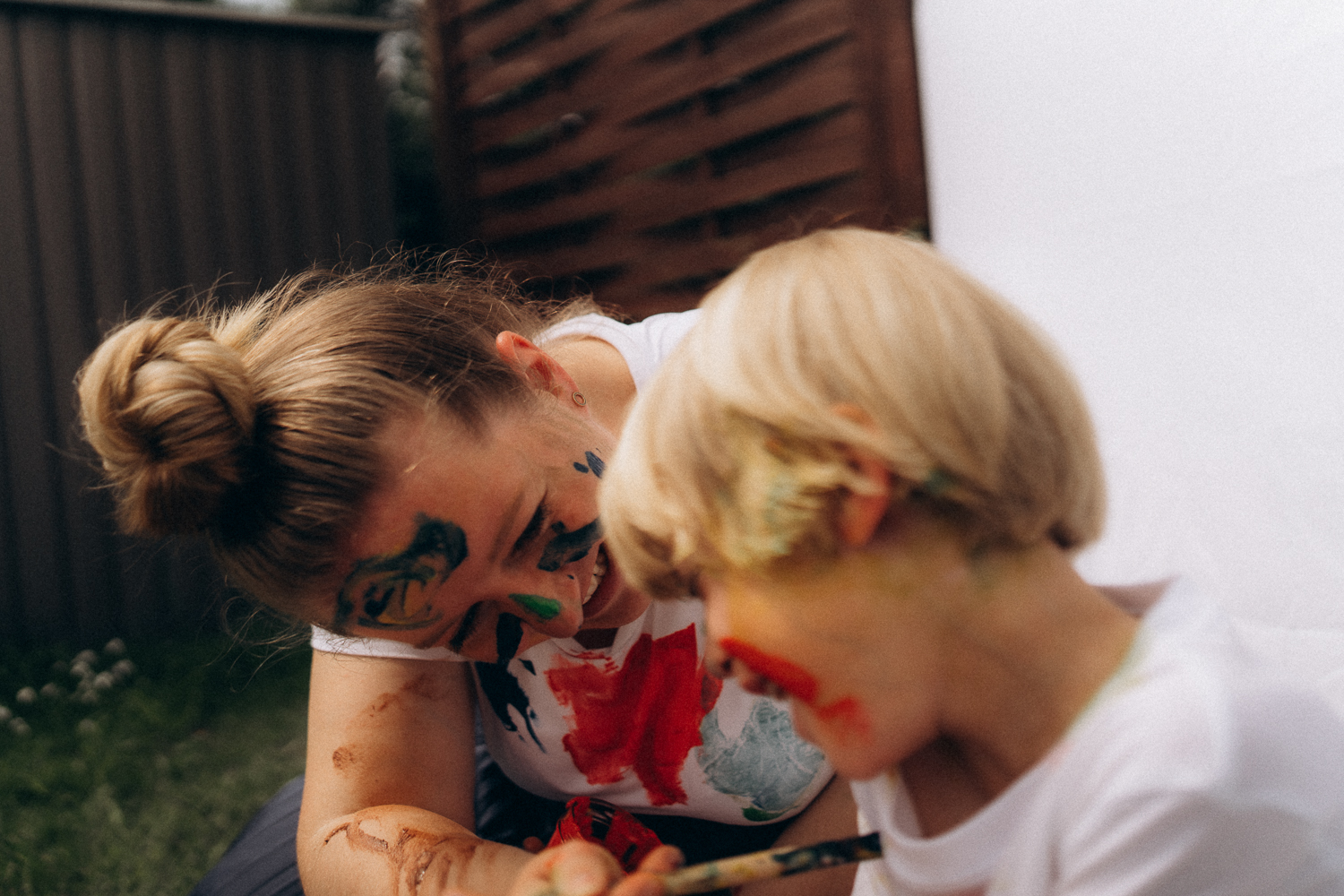 Mutter und Sohn bei einem bunten Fotoshooting mit Farben in Bochum