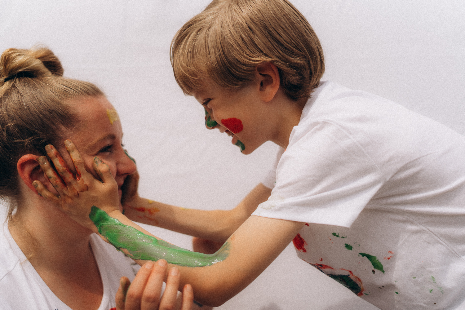 Mama und Sohn bei einem bunten Fotoshooting in Bochum