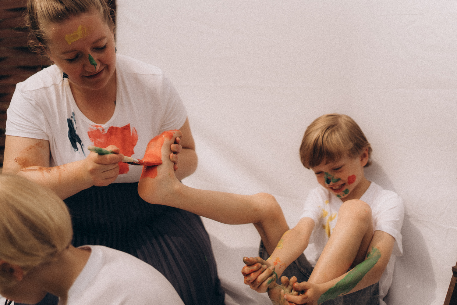 Mama und Sohn bei einem bunten Fotoshooting