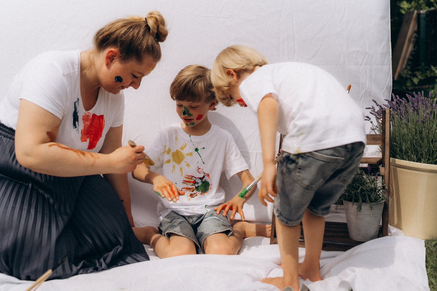 buntes Fotoshooting Mutter und Söhne Spaß mit Farben