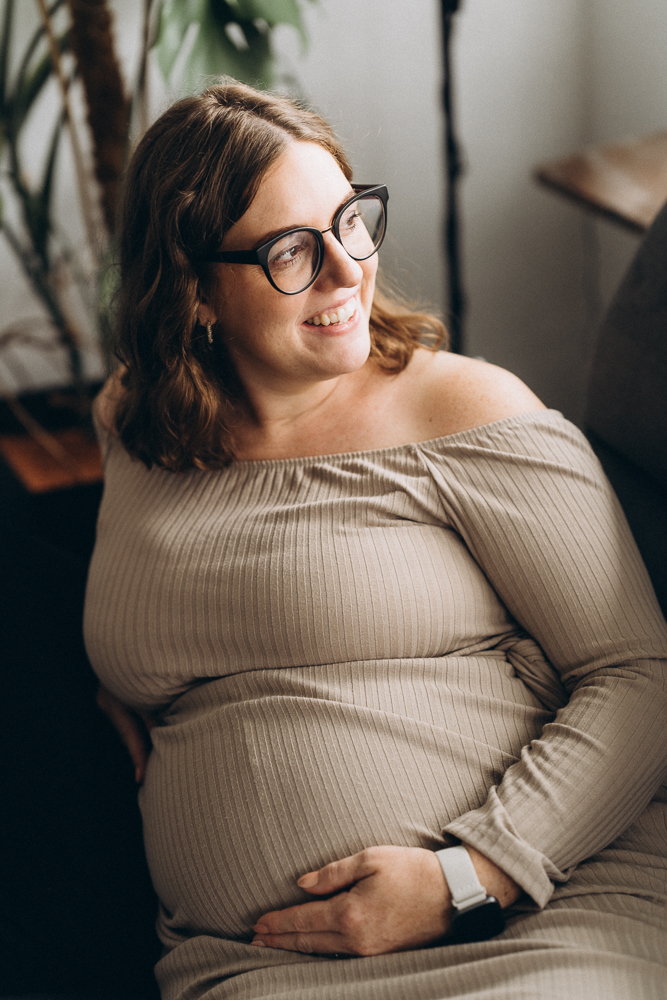 Babybauchshooting werdende Mama strahlend
