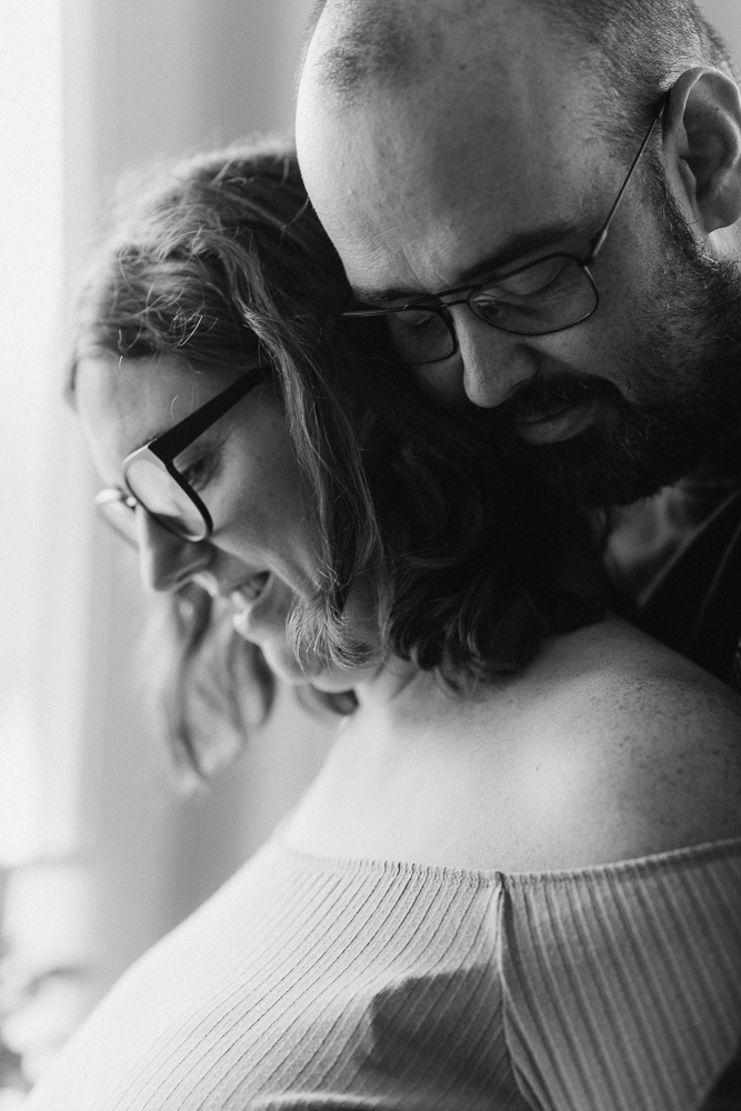 Babybauchshooting Mama und Papa zärtlich