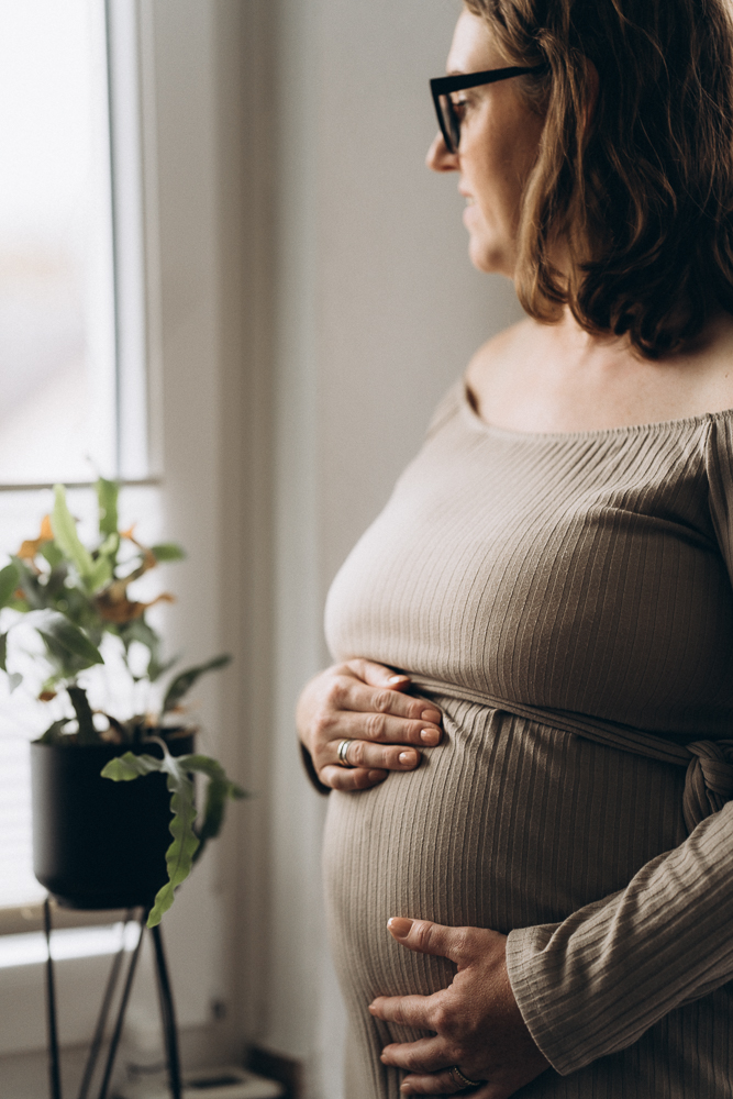 babybauchshooting werdende Mama streichelt den Bauch