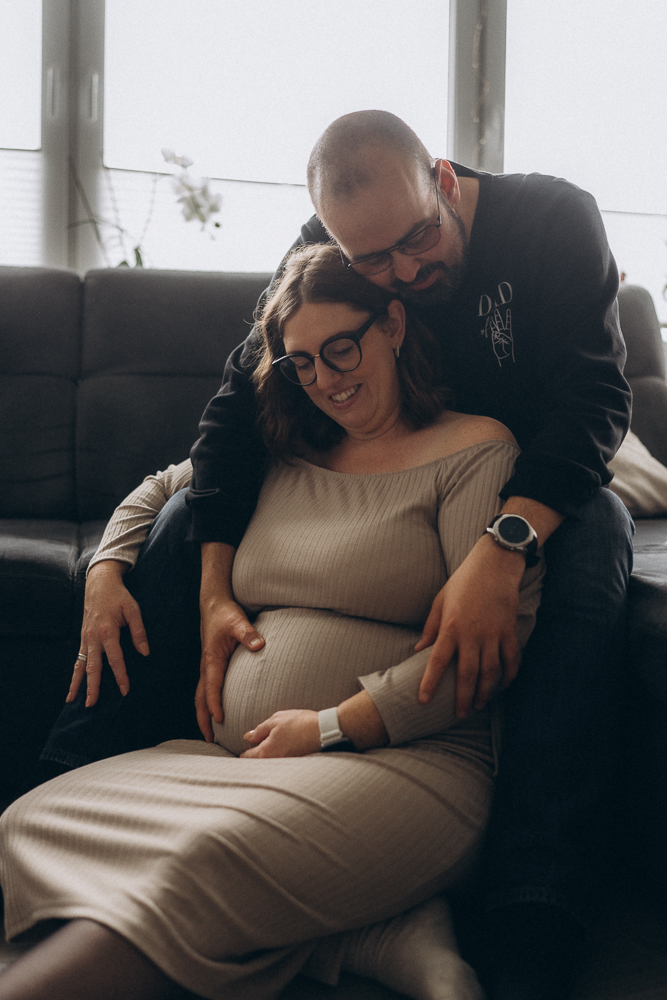 Babybauchshooting Mama und Papa kuscheln