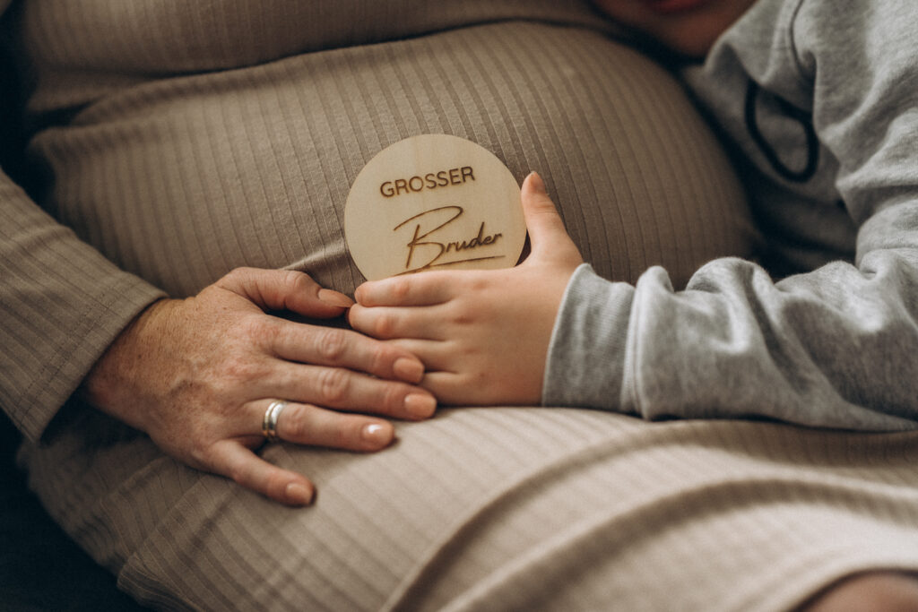 Babybauchshooting großer Bruder