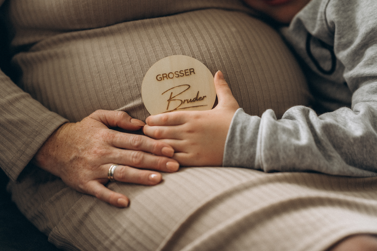 Babybauchshooting großer Bruder