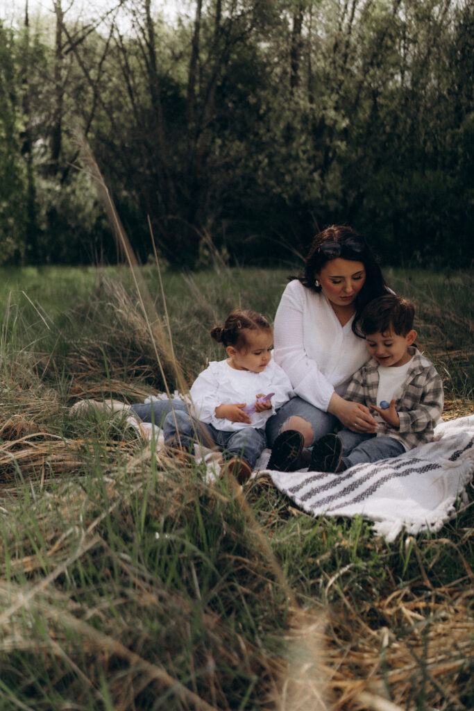 Mommy and Me Shooting Mama mit Kindern auf Wiese in Bochum