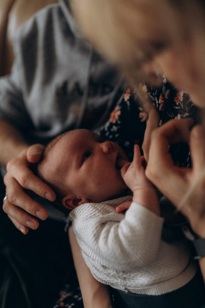 Newborn Neugeborenenshooting Baby Mama und Papa