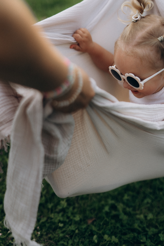 Familienshooting Kind mit Sonnenbrille in Tuch