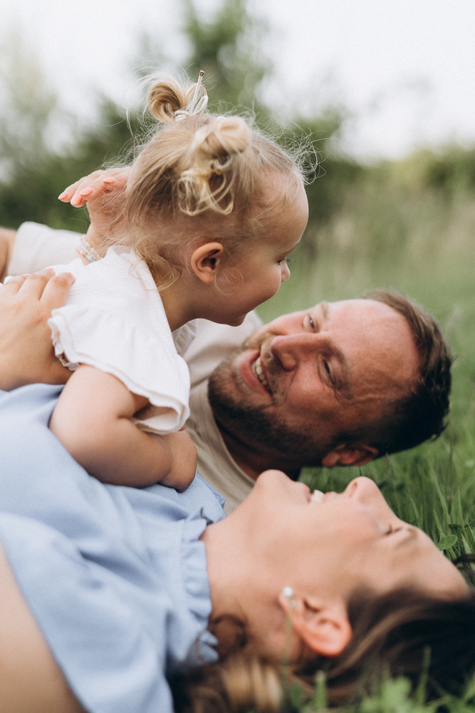 Familienshooting Kind mit Eltern lachend