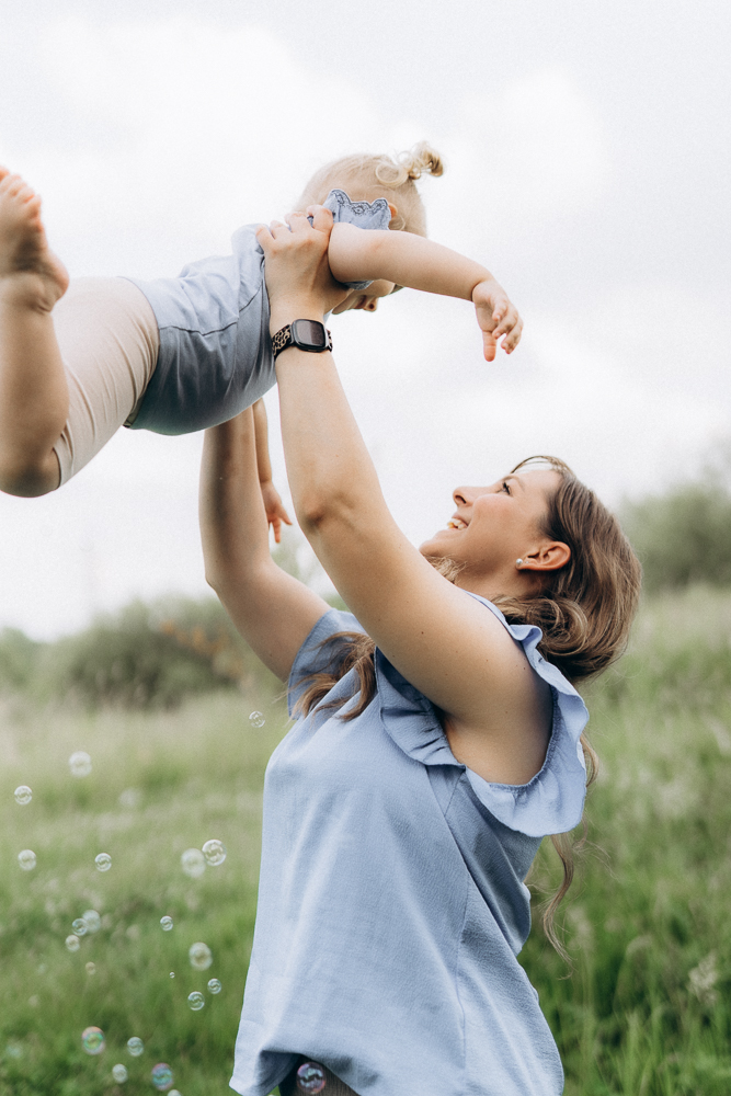 Familienshooting Kind mit Mama in der Luft