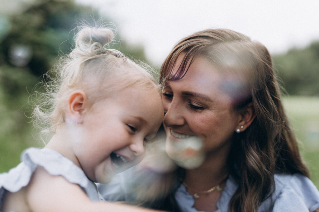 Familienshooting Seifenblasen Kind mit Mama liebevoll
